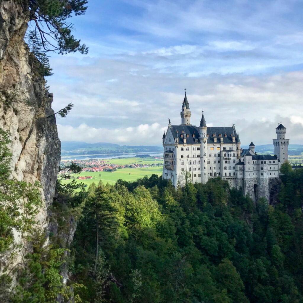 Ausflugsziele Bayern - das berühmte Schloss Neuschwanstein, von der Marienbrücke gesehen