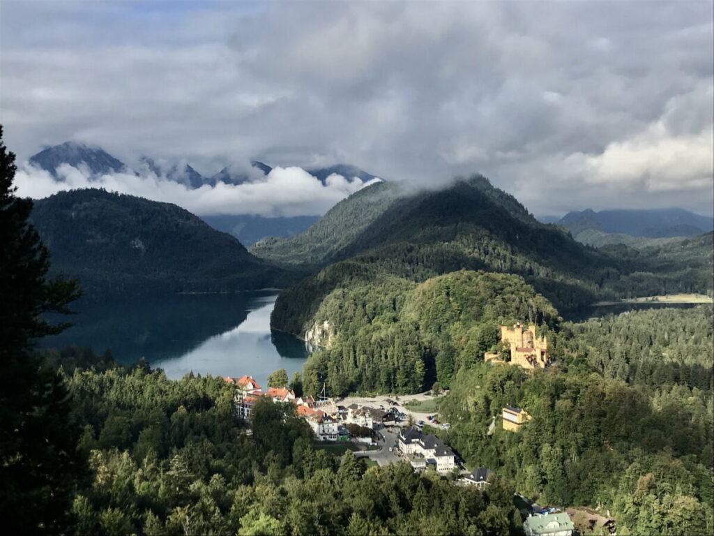 Auf der Schloss Neuschwanstein Wanderung schauen wir auch zum Alpsee und Schloss Hohenschwangau