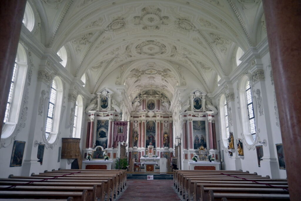 Die St. Coloman Kirche ist innen reich geschmückt