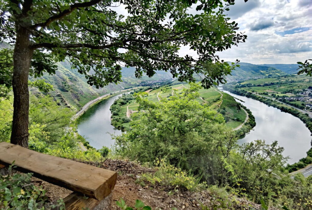 Reiseziele Europa - perfekter Aussichtspunkt am Calmont Klettersteig auf die Moselschleife